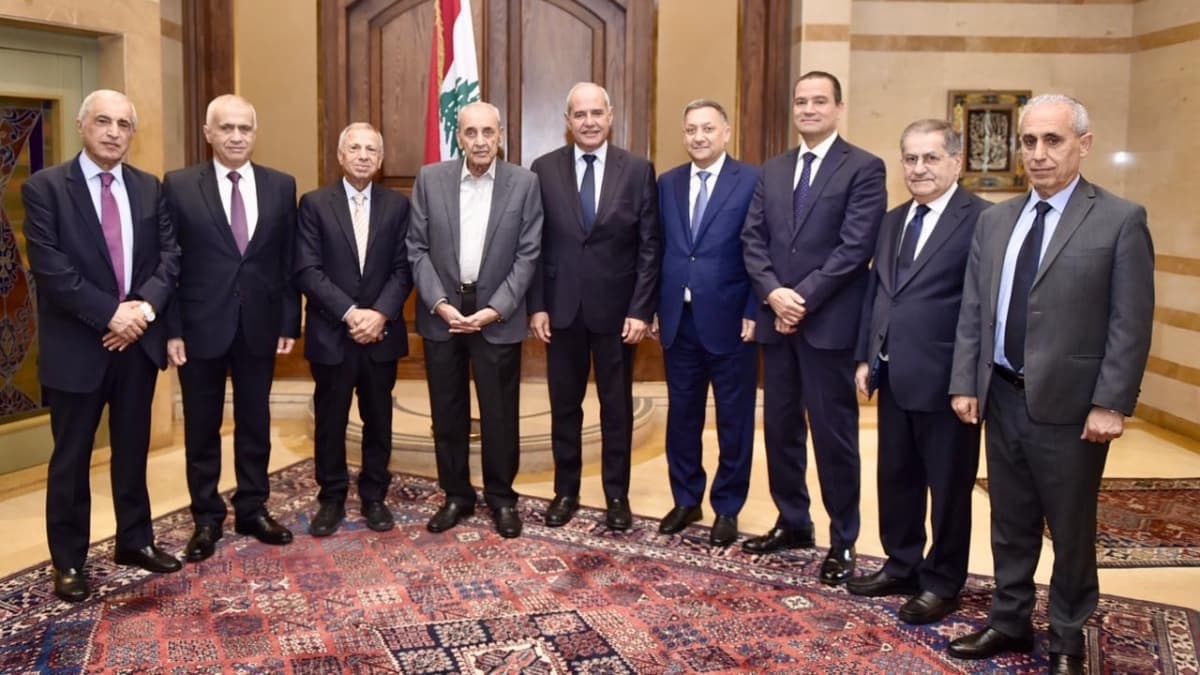 الرئيس بري تسلم من نواب المذكرة المطالبة بالتمسك بقوة "اليونيفيل" واستقبل القائمين باعمال سفارة سوريا وأذربيجان 
خلف : الخطر الأكبر هو حصول الفراغ  وتثبيت الاحتلال من دون تقوية الدولة