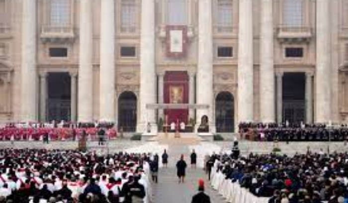 الوكالة الوطنية للإعلام - أكثر من نصف مليون نسمة حضروا جنازة البابا بنديكتوس في الفاتيكان والف مراسل غطوا الحدث